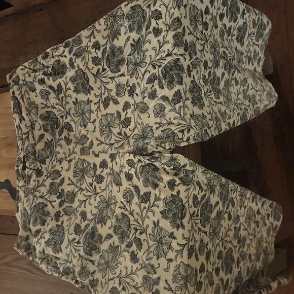 J. Jill Stretchy Green And White Floral Pants. Worn And Washed But Only 2 Times - Picture 3 of 7